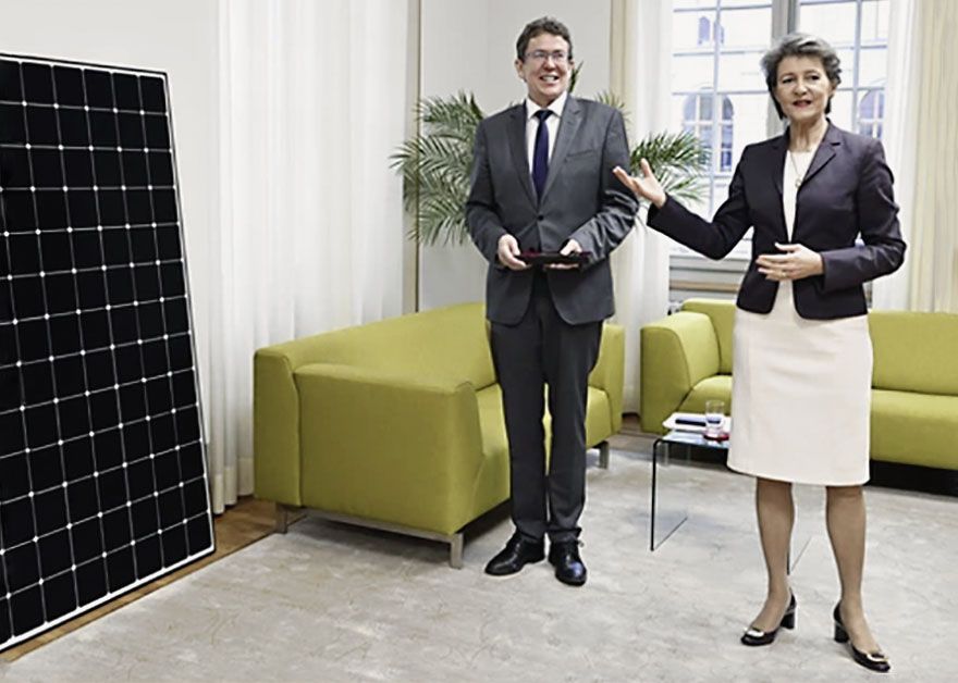 bergabe_Solarpanel_AlbertRsti_SimonettaSommaruga_bearb.jpg bergabe_Solarpanel_AlbertRsti_SimonettaSommaruga_bearb